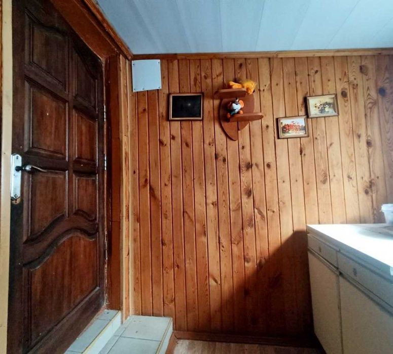 Продам частину будинку в гарному стані, з гаражем. (SP)