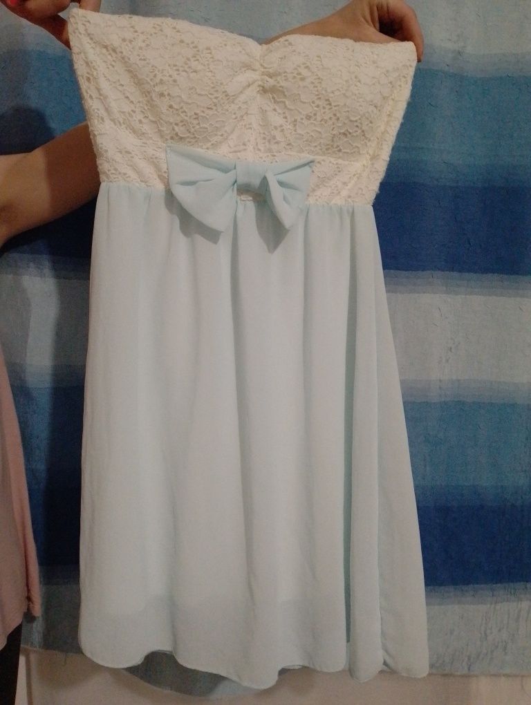 Biało-niebieska sukienka