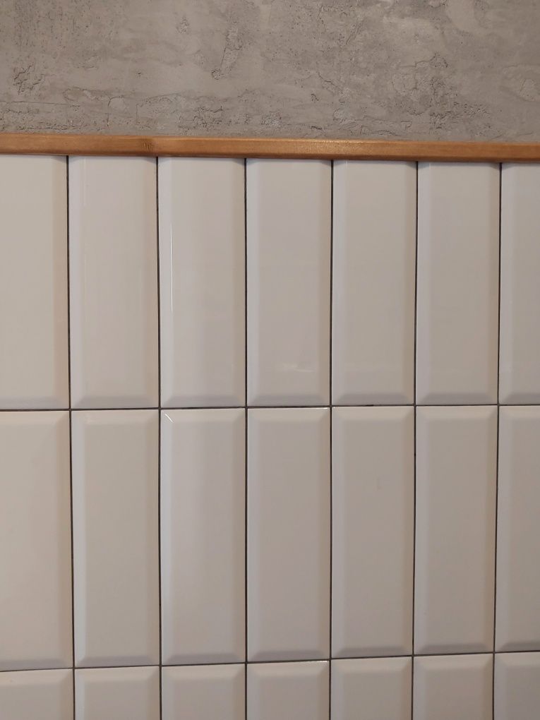 Płytki białe typu metro, cegiełki. Tubądzin 4,4 m²