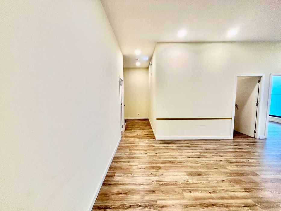 Escritório / Loja para arrendamento na Rua Professor Joaquim Bastos