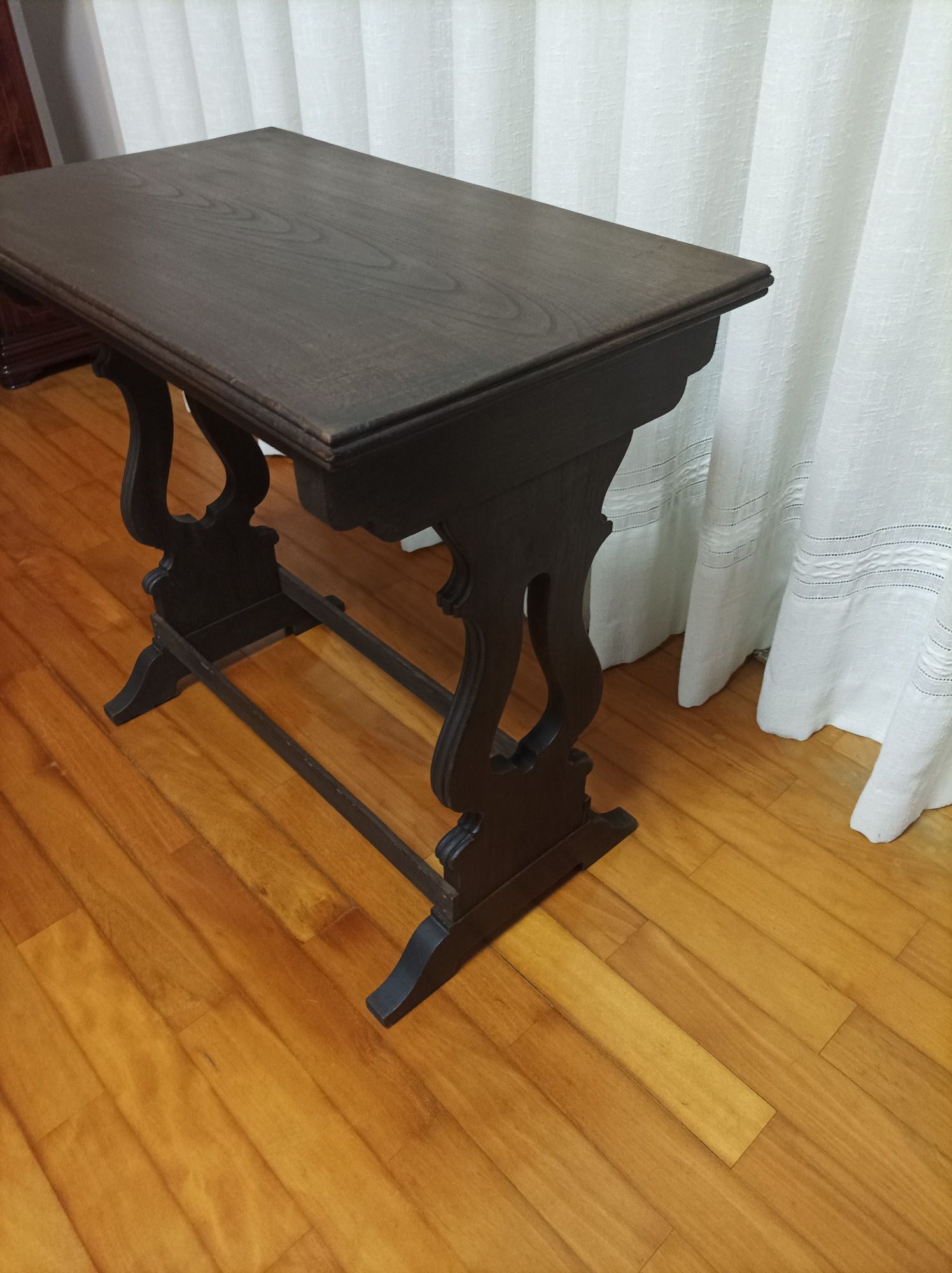 Mesa antiga de apoio restaurada estilo rústico em madeira de castanho