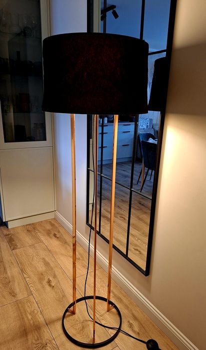 Lampa stojąca ,z czarnym abażurem.