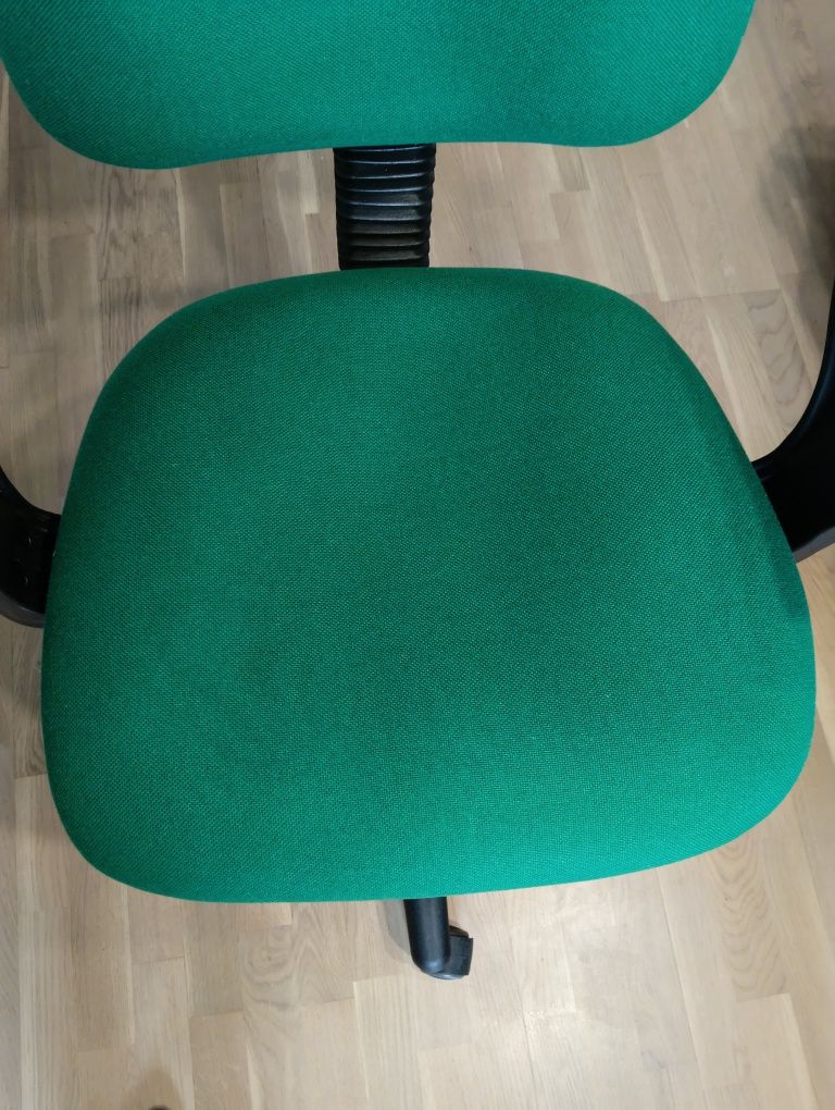 Fotel obrotowy z regulacją wysokości