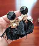 Brincos em tons de preto e dourado