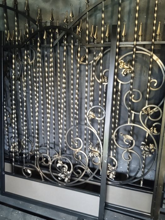 Продам нову браму для вашої оселі разом з завісами  колір чорний мат,,