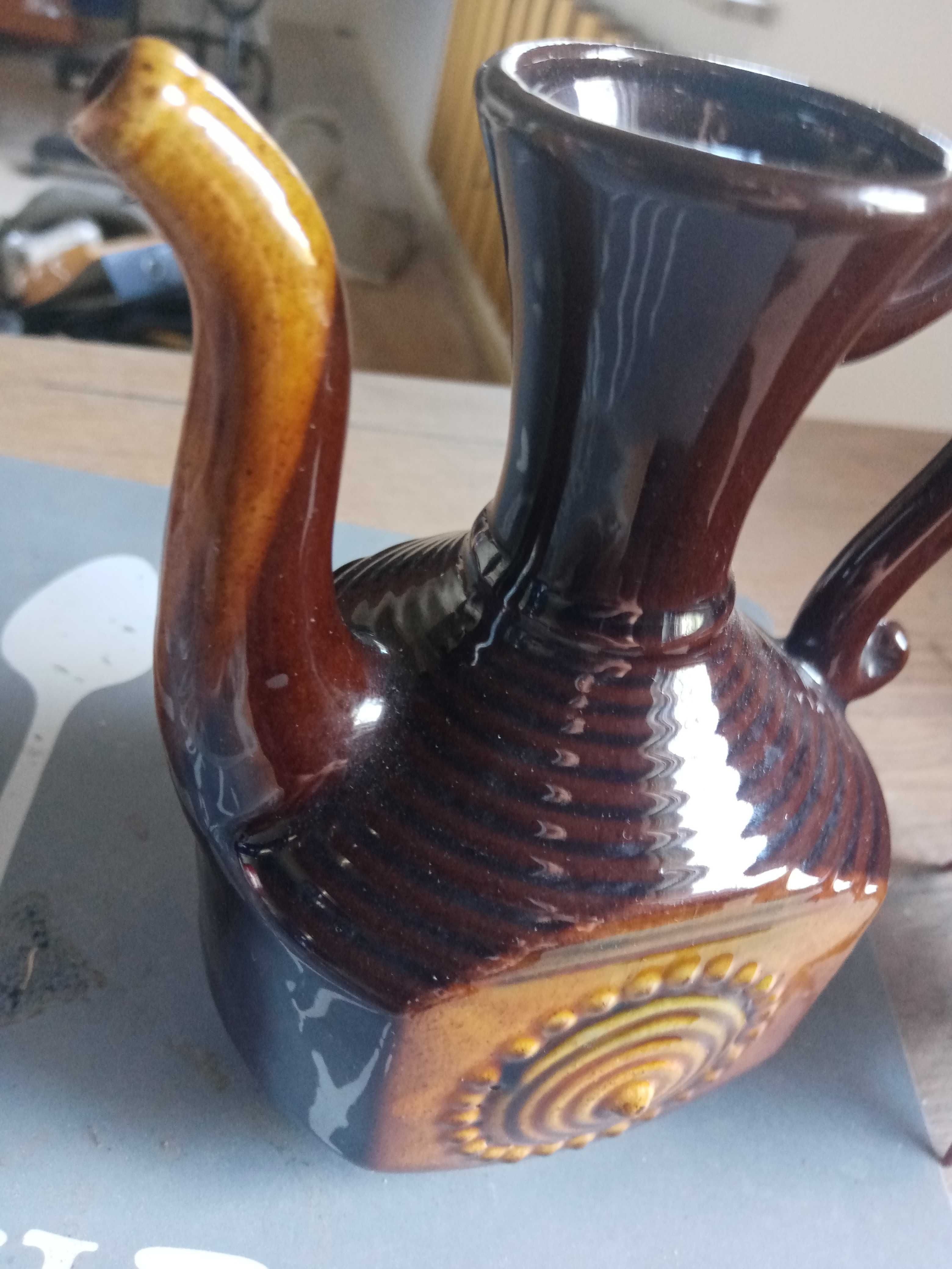 Piękny czajniczek porcelanowy wazonik