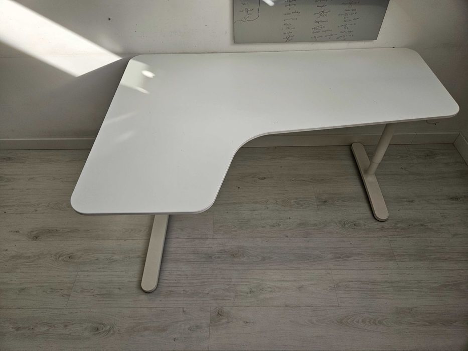 Biurko mlodzieżowe białe L Ikea Bekant