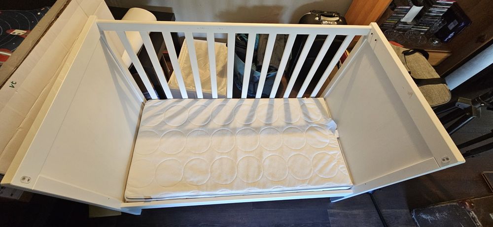 Łóżeczko Ikea Sundvik z materacem i barierką