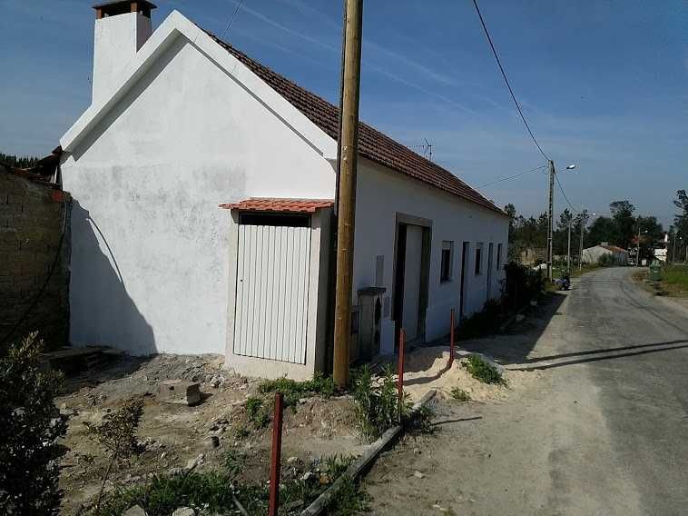 Arrenda-se moradia com 2 quartos