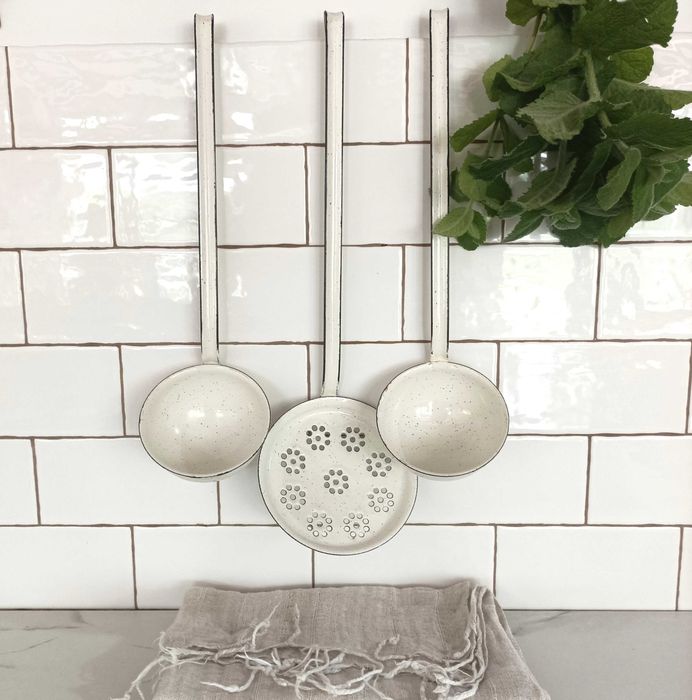 Zestaw emaliowanych dodatków kuchennych - chochelek oraz cedzaka.