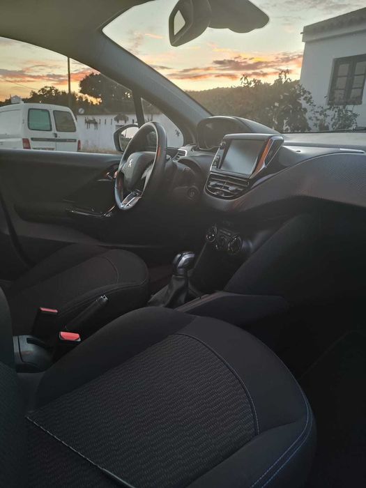 Peugeot 208 1.2 2018 com  37,500 kM