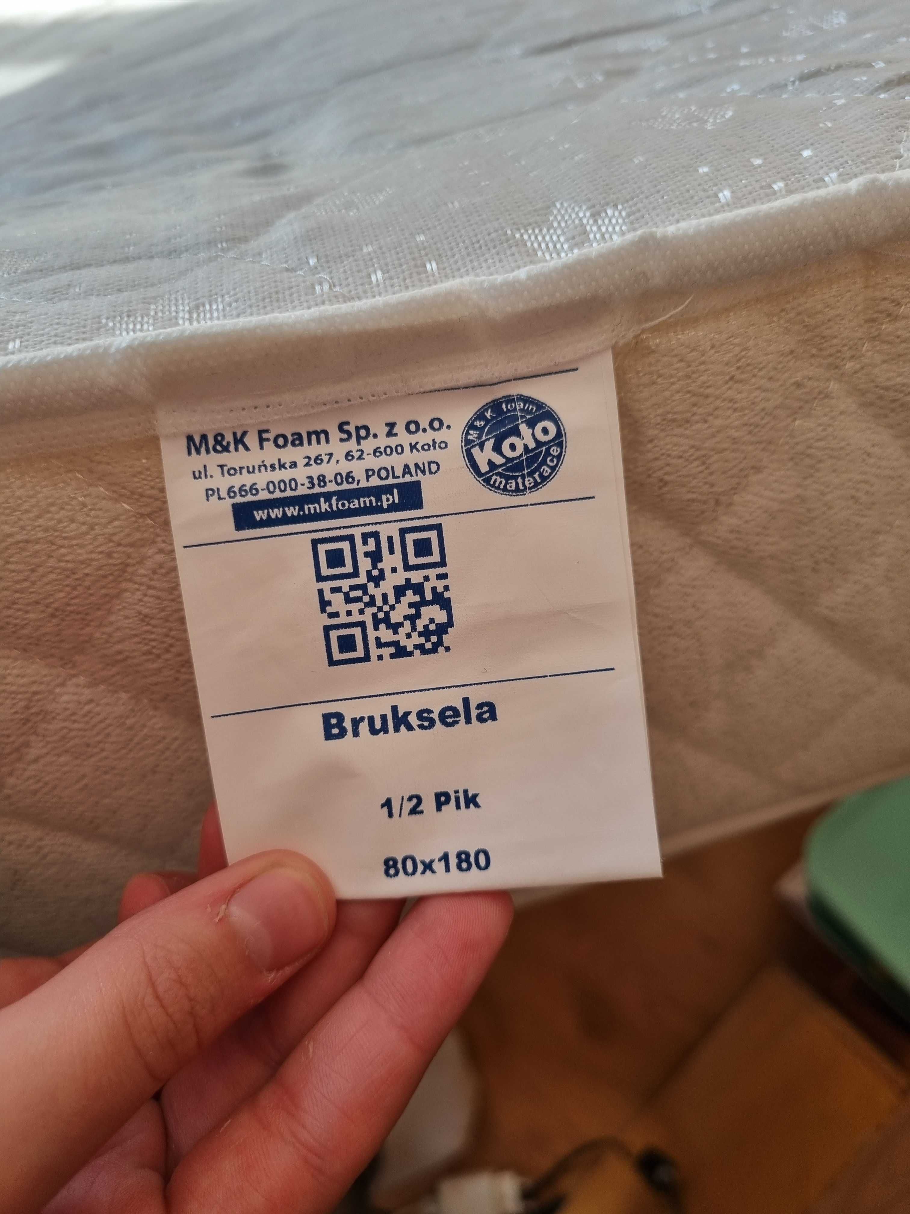Łóżko z materacem i stelażem