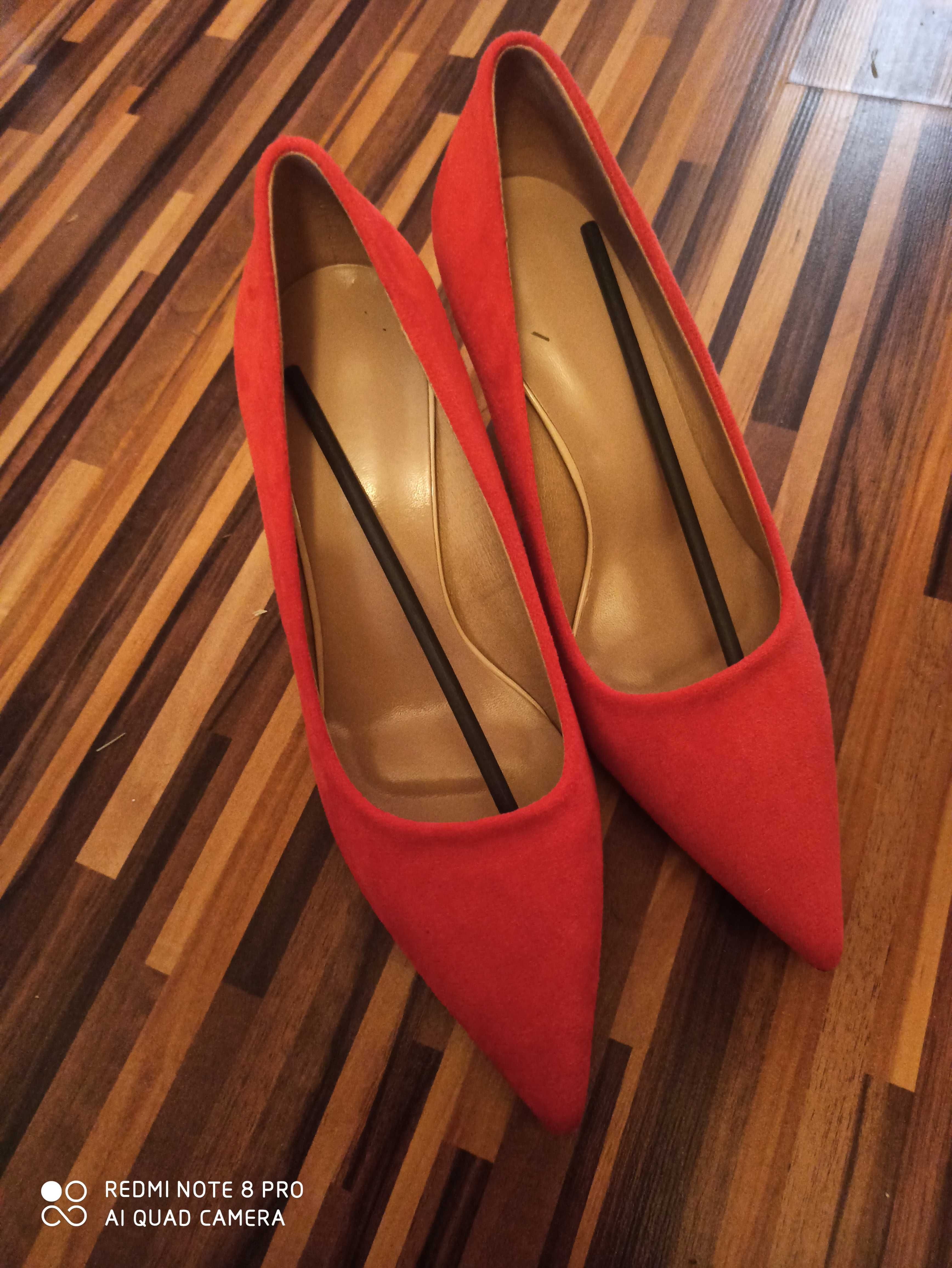 Туфлі червоні гарні нові.