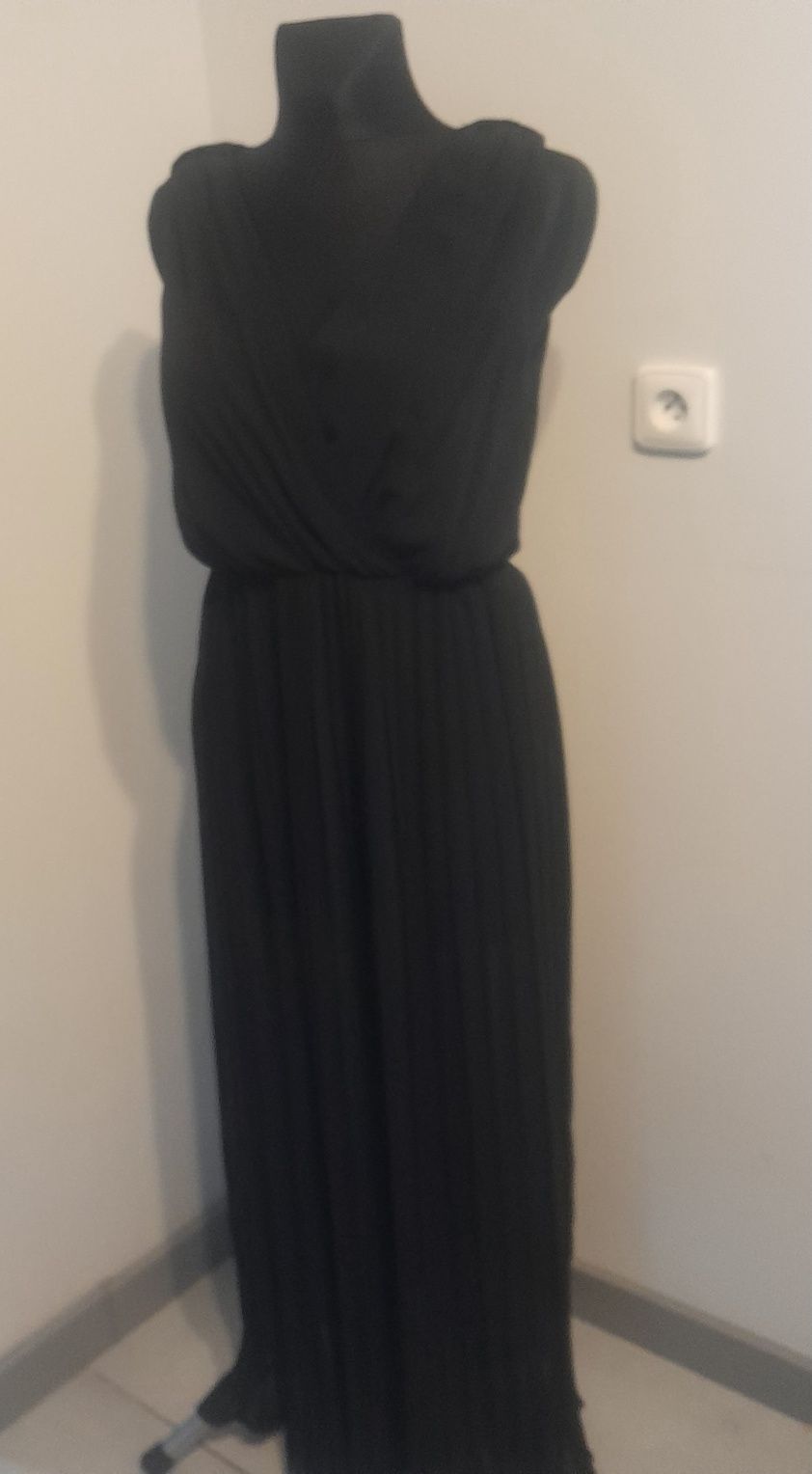Czarna sukienka plisowana na grubych ramiączkach.