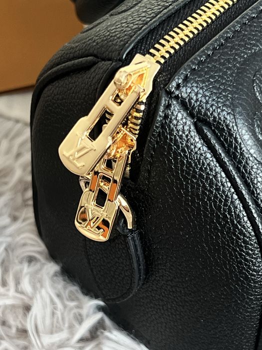 Na prezent Czarna torebka LV