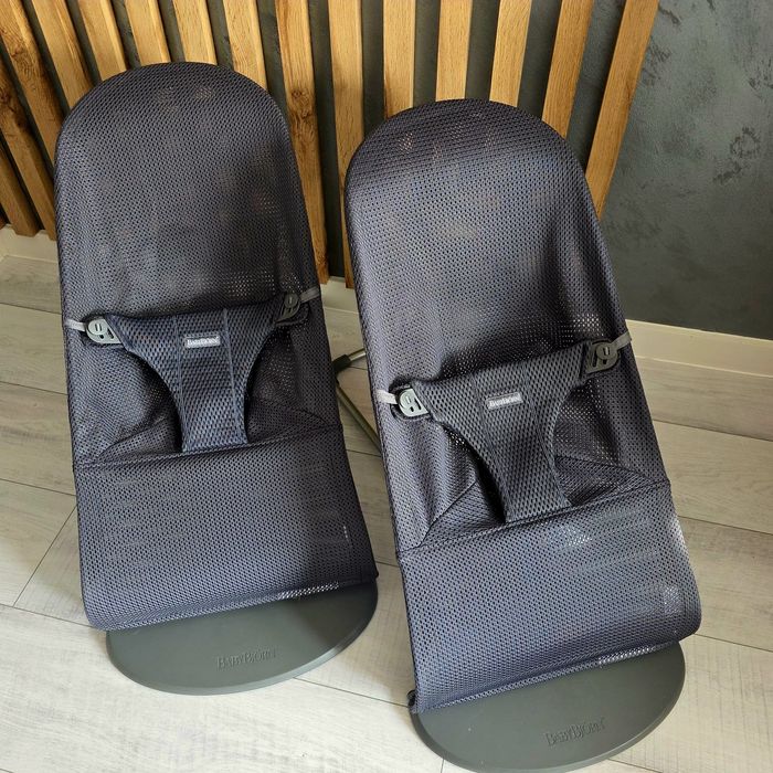 Dwa leżaczki BabyBjorn + zabawki