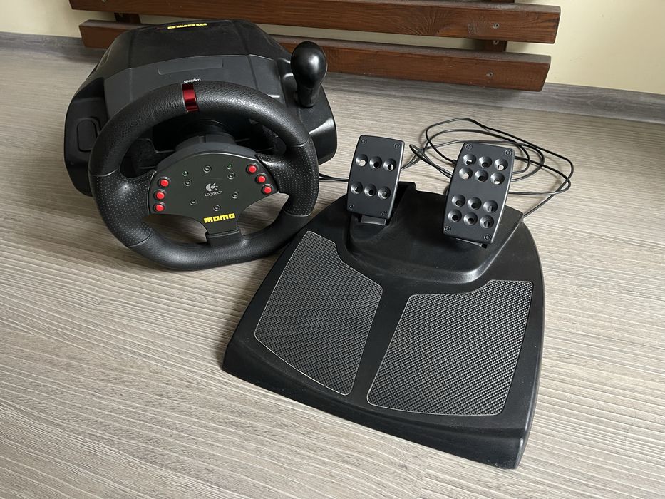 Ігровий руль. Руль Logitech Momo racing. Симулятор водіння.