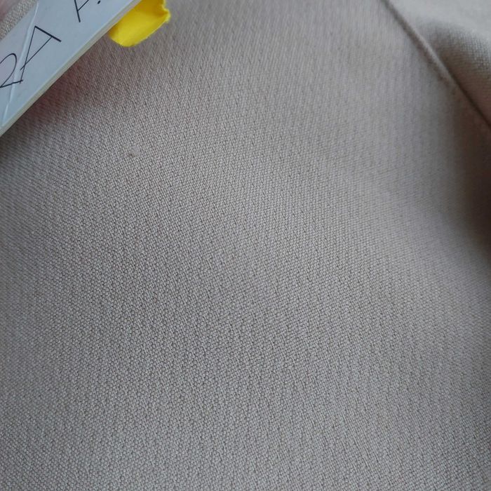 Nowa bezowa sukienka z guzikami