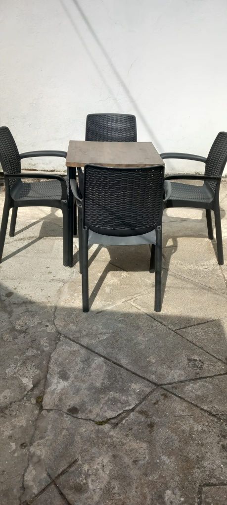 Mesa com 4 cadeiras