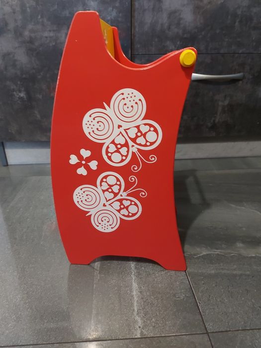 Drewniane krzesełko dla lalek do karmienia. MIcky.