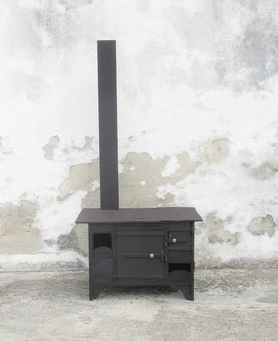 Antigo fogão pequeno em ferro