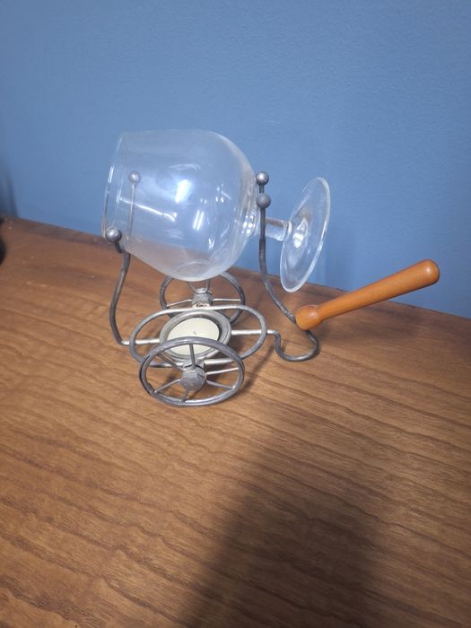 Peça de decoração  com uma vela e um copo de vinho