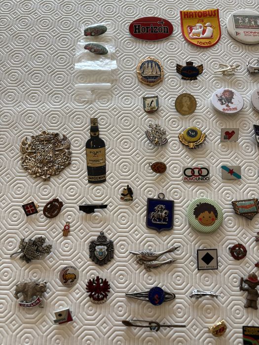 Pequenos alfinetes crachas pins