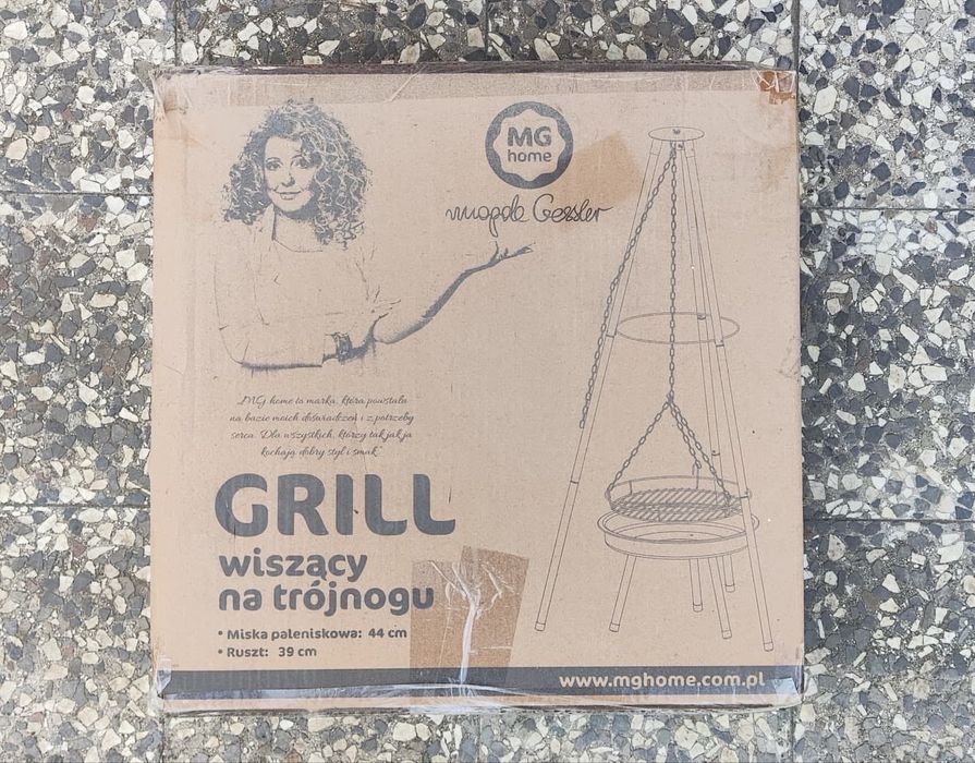Grill wiszący na trójnogu