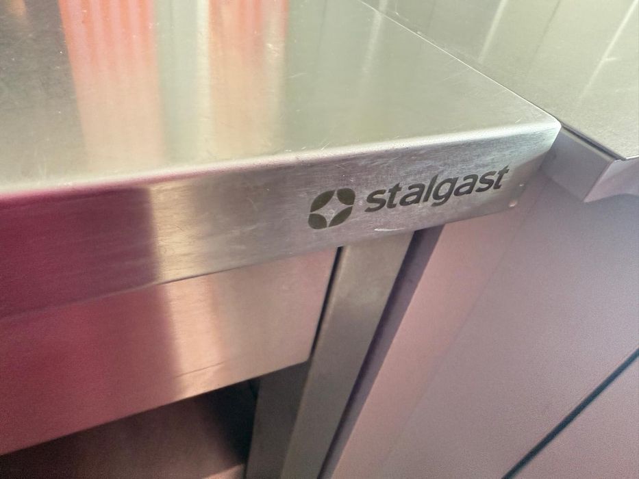 Stół pod ekspres do kawy z ociekaczem Stalgast z dużą baterią w cenie