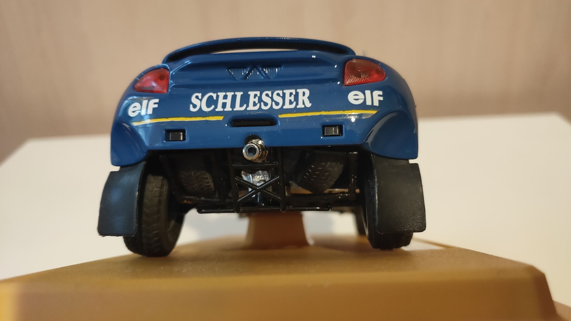 Auto Renault Schlesser na podstawce