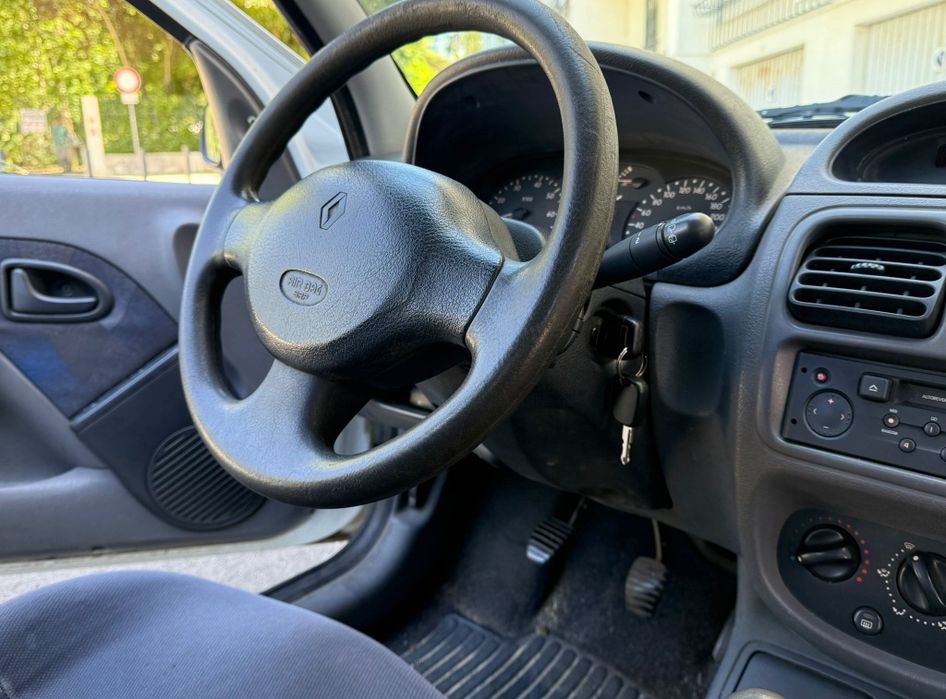 PARA VENDER Hj, Renault Clio ano 2001 ,direção assistida ,vidros elétr