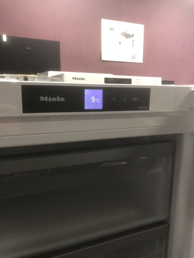 Морозильна камера Miele FN4342E( стан новоі )