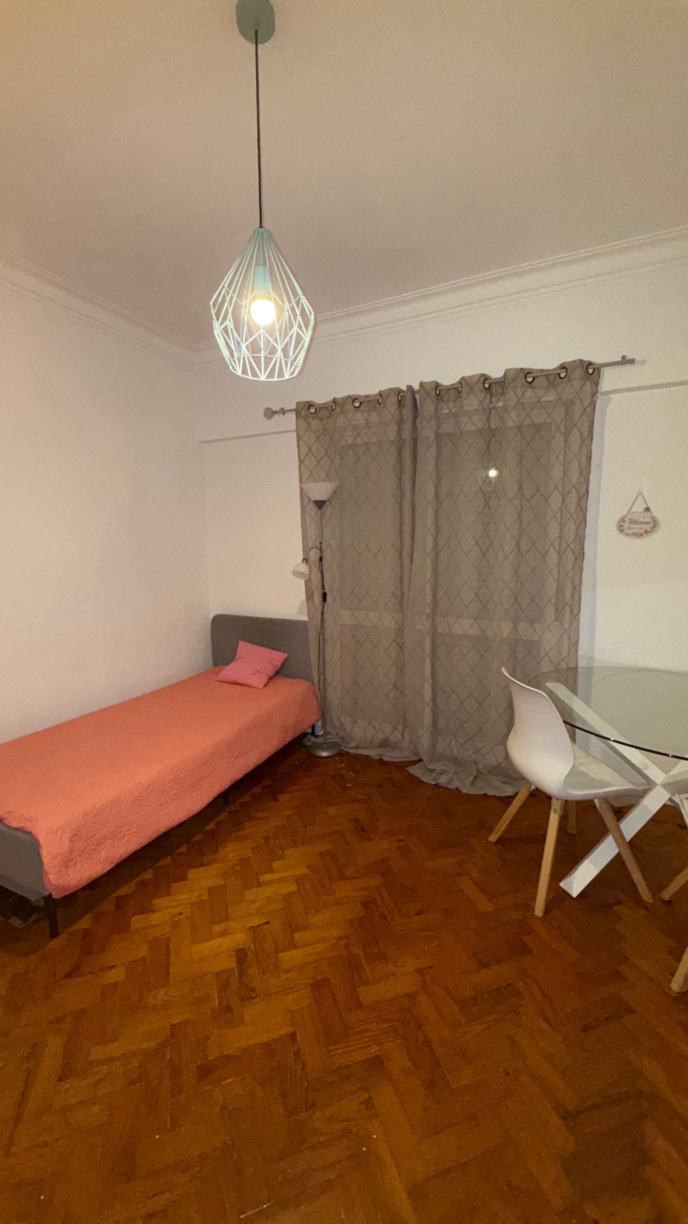 Quarto para senhora em algés