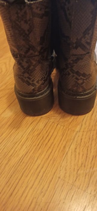 Botas com padrão cobra cinza e pretas