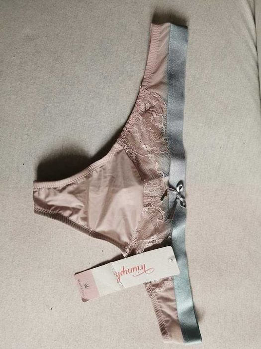 Nowe Majtki stringi Triumph z metką