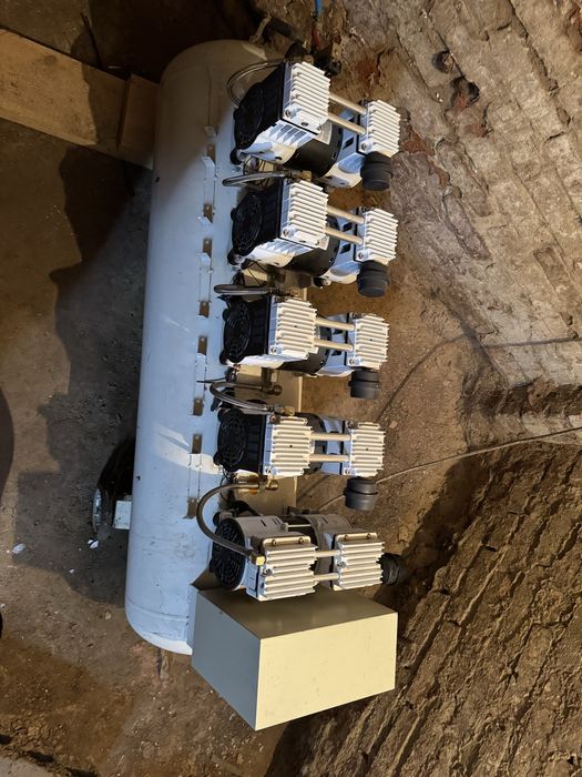 Конпресор безмасляный 900л мин 200 лит ресивер