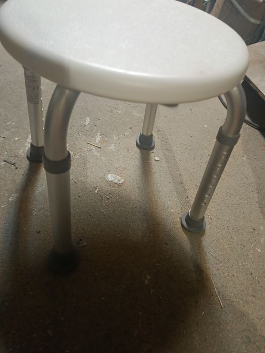 Stołeczek do wanny. Taboret prysznicowy regulowany