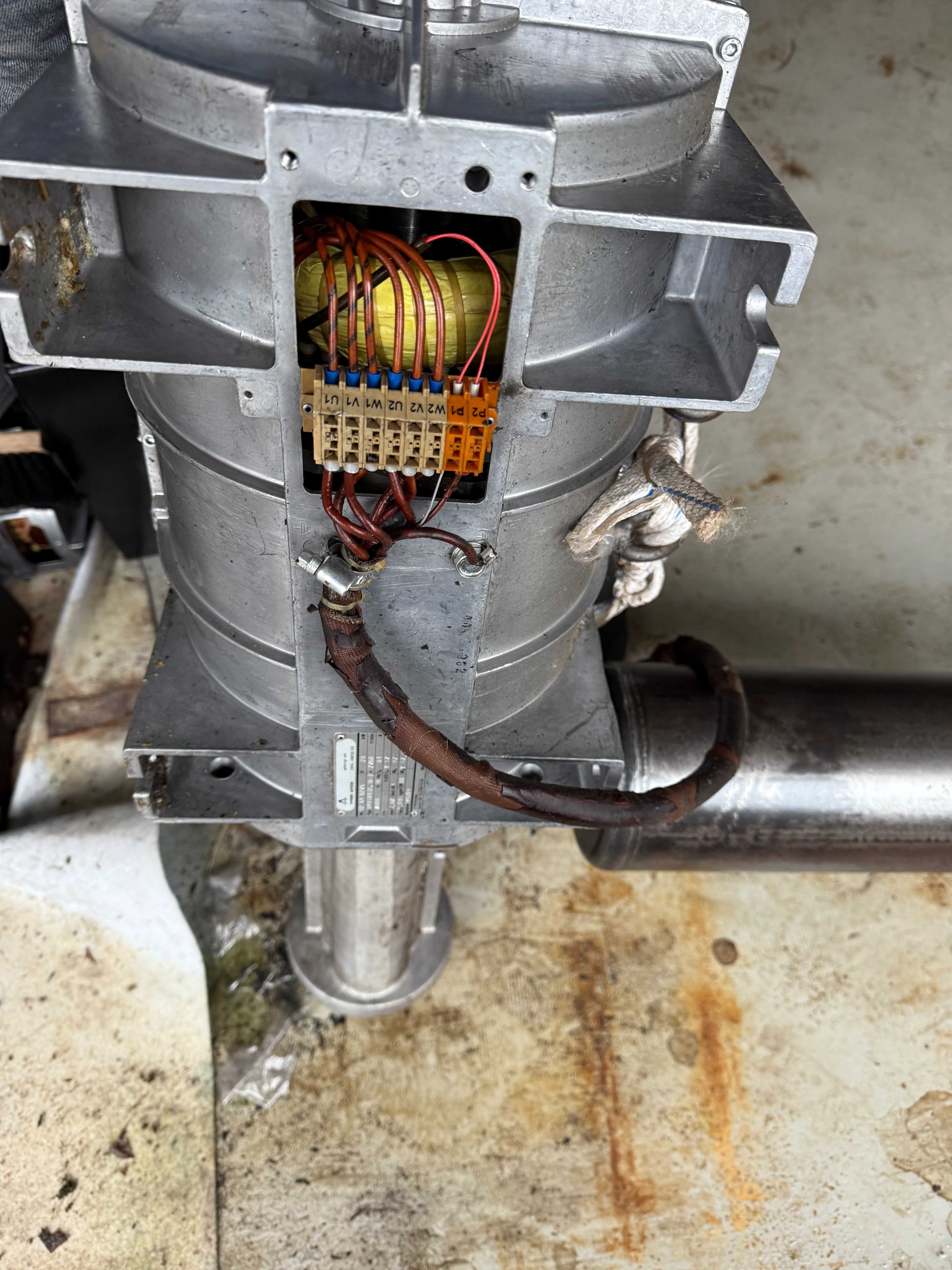 Silnik elektryczny 28 kW z rozdzielaczem do agregatu hydraulicznego.