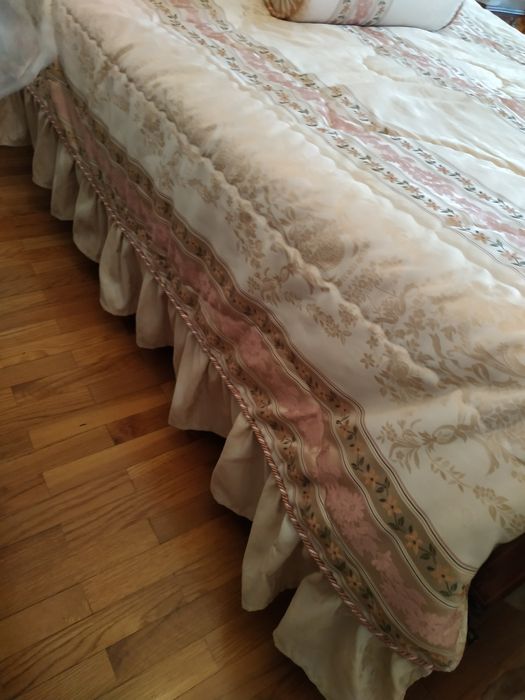 Colcha de casal como nova com duas almofadas e rolo
