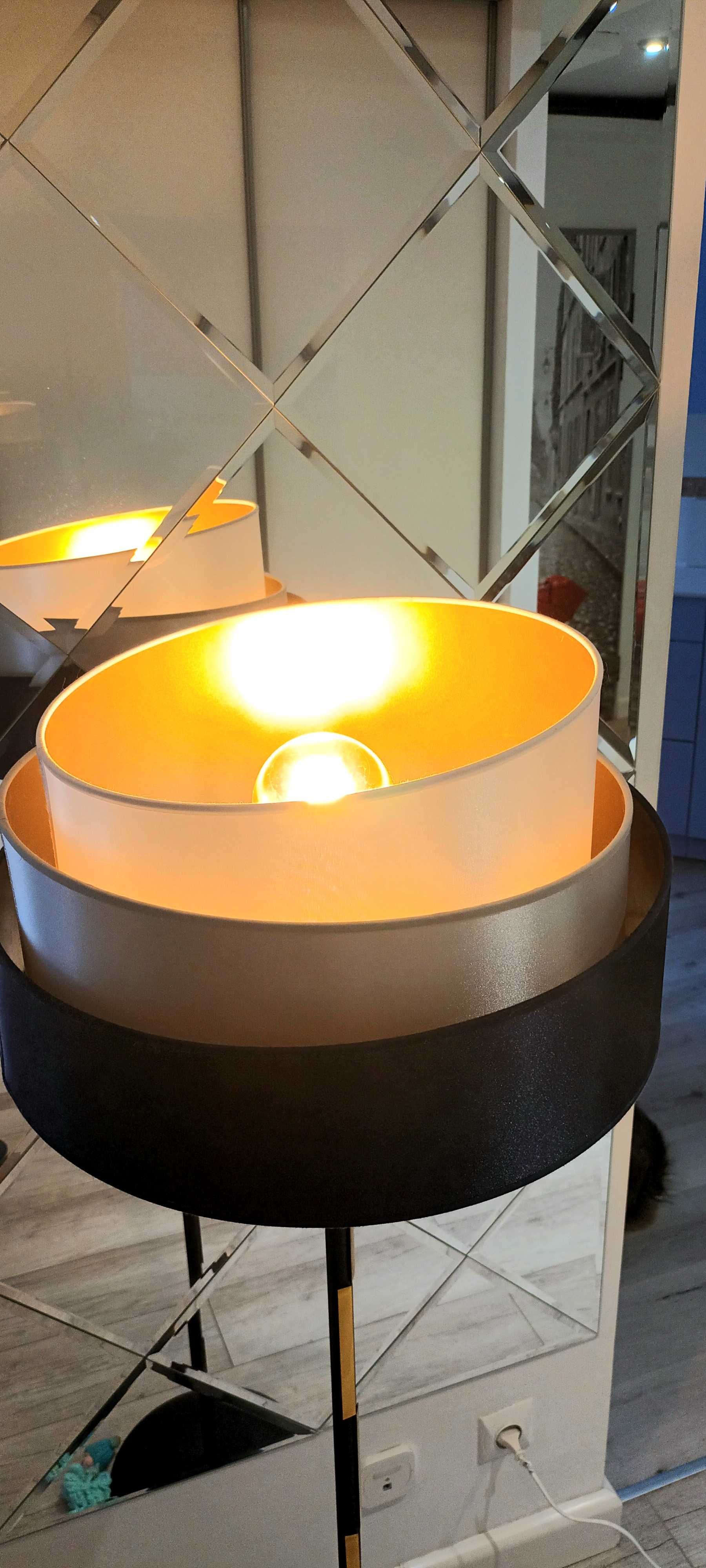 Lampa stojącą w trzech kolorach