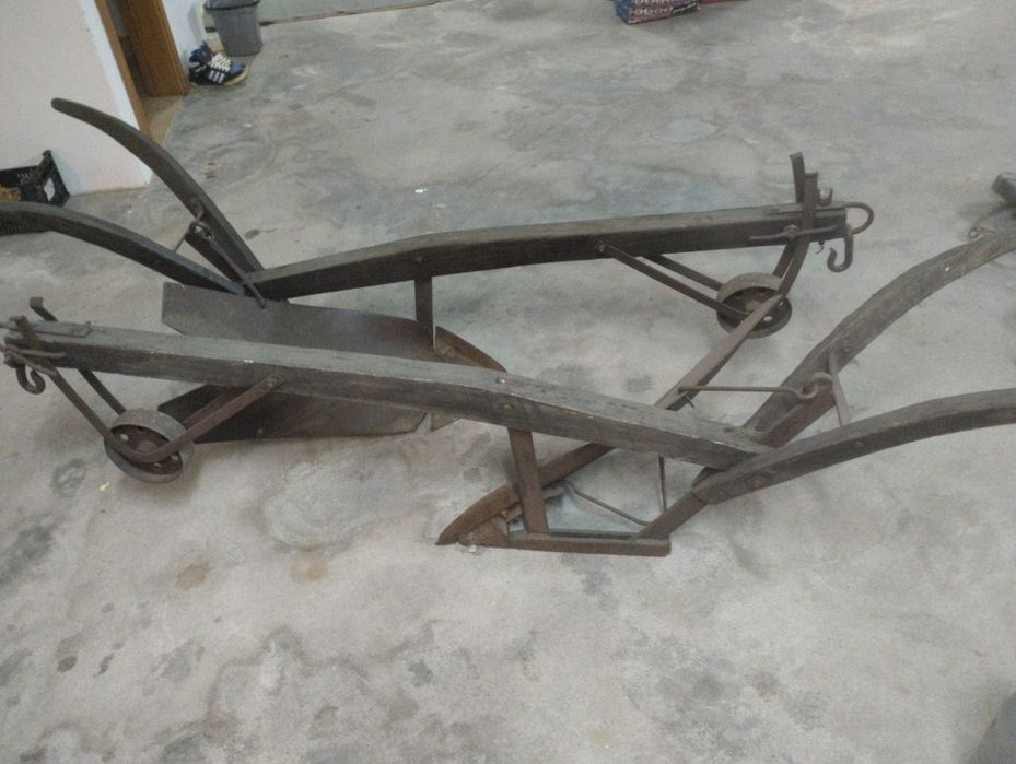Vendo 2 Charruas e canga