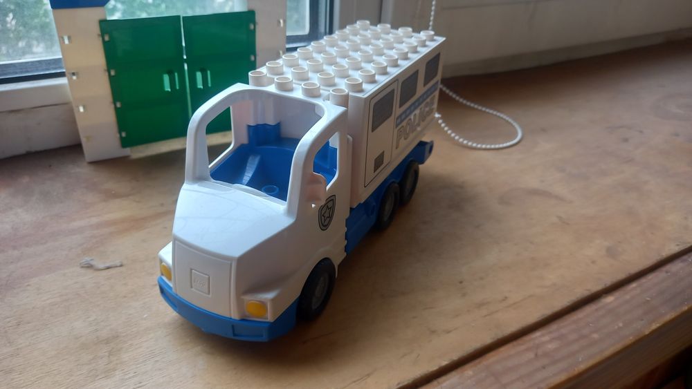 Lego duplo поліцейська вантажівка