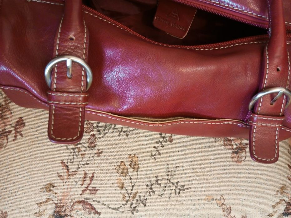 Кожаная сумка  красного цвета