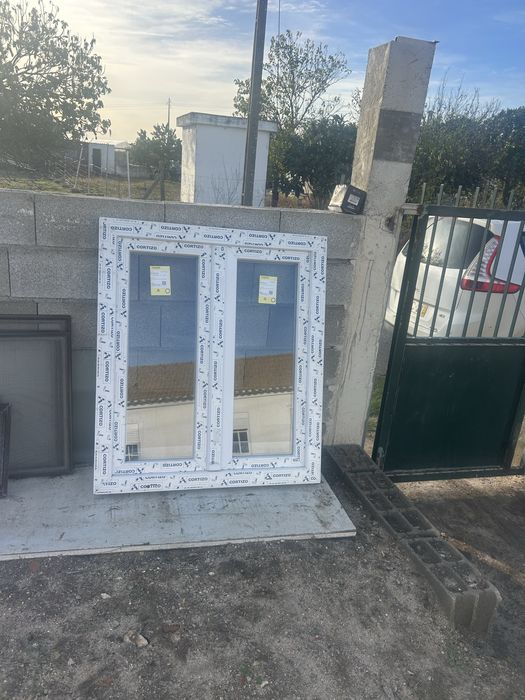 Janela PVC oscilobatente com vidro duplo