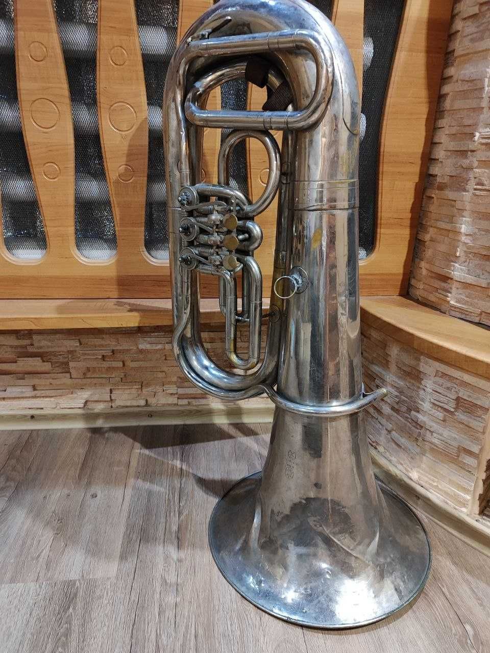 музыкальная труба, тромбон, туба старинный музыкальный инструмент