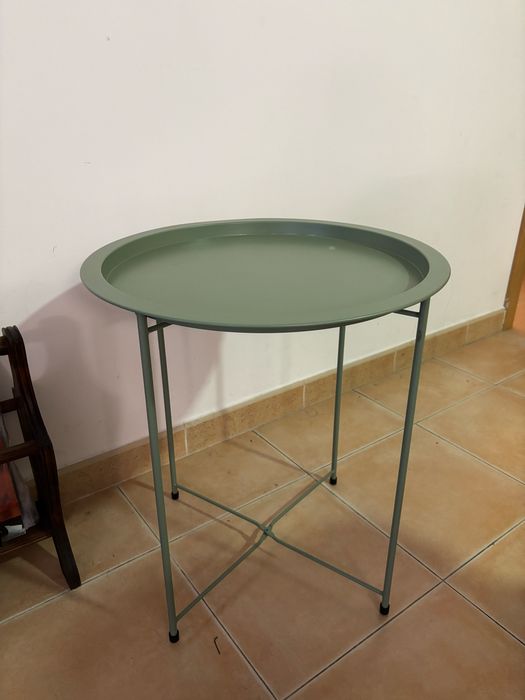 mesa de apoiso redonda em metal verde
