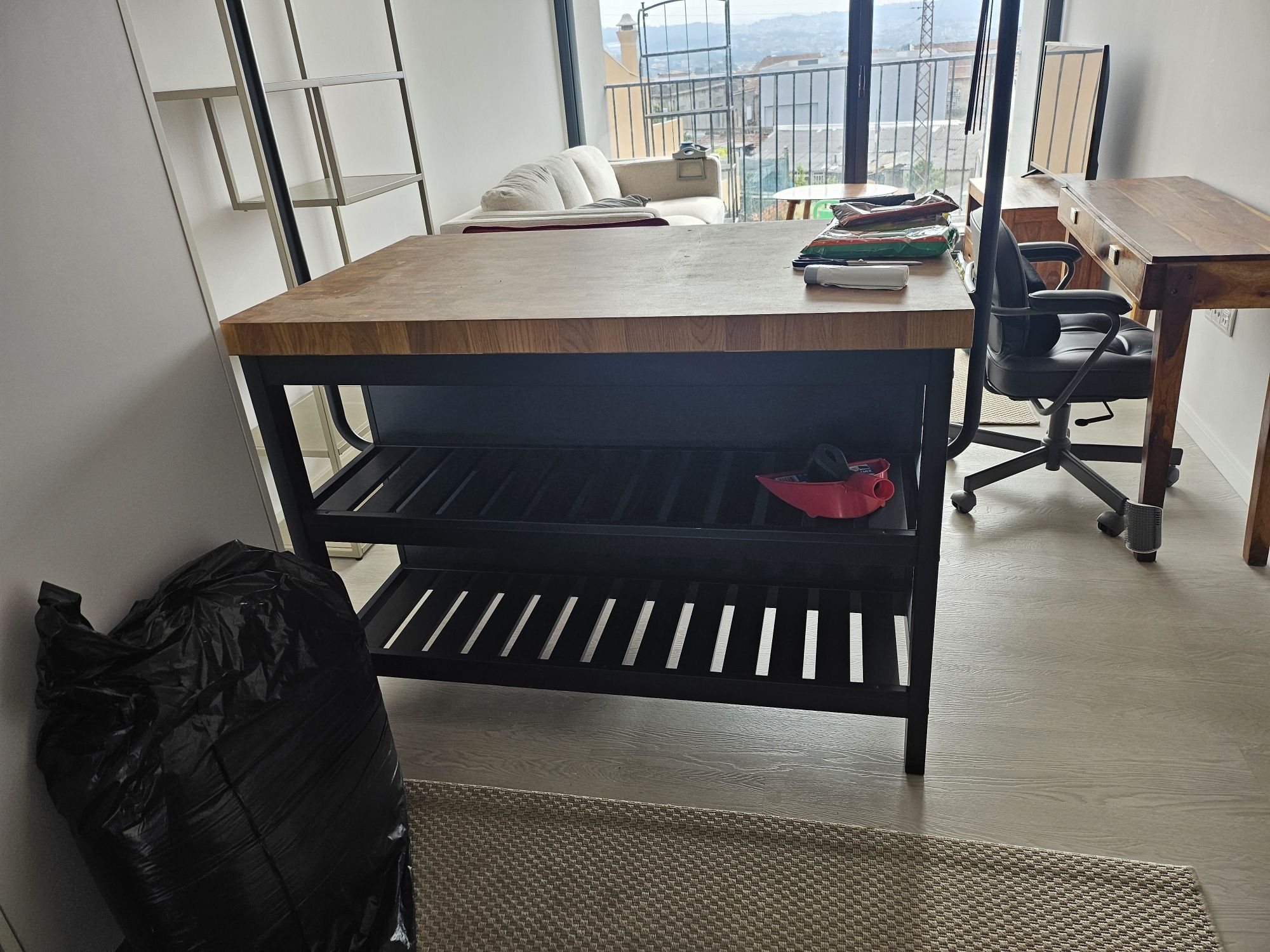 Ilha ikea preta com acessórios