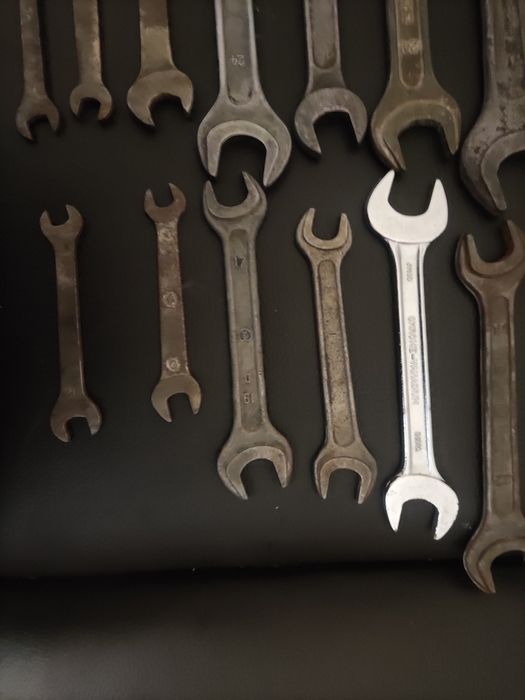 Лот Ключів різних розмірів