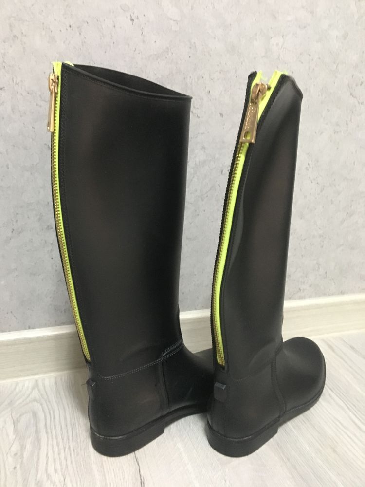 Продам женские резиновые сапоги с молнией.