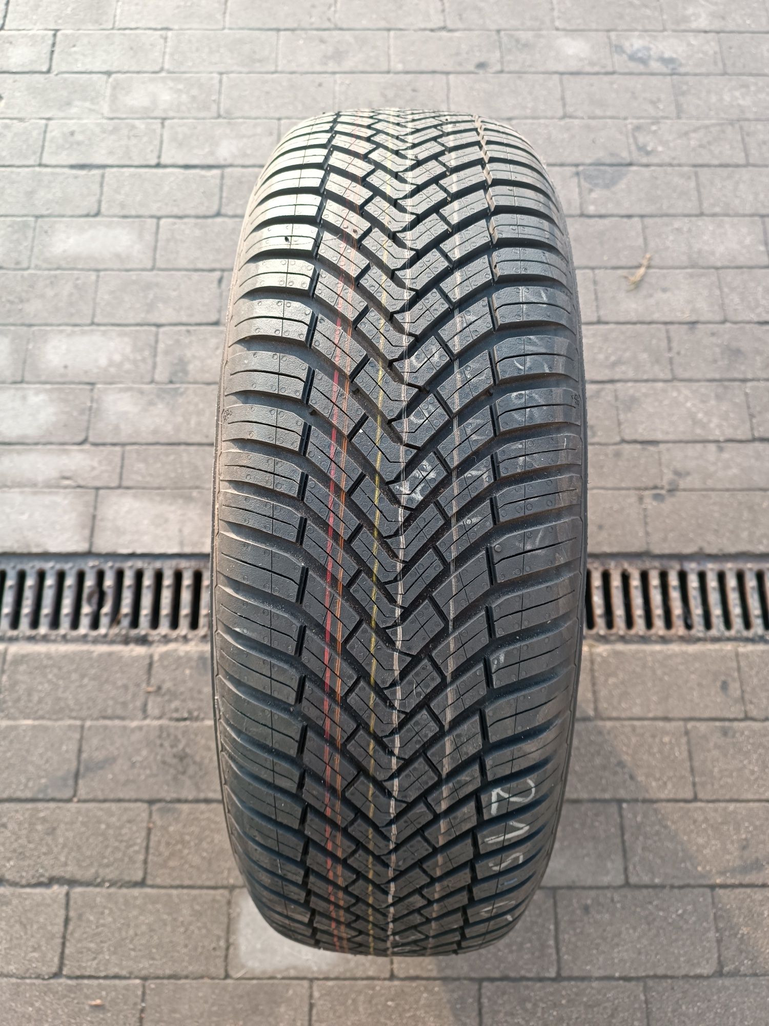 215/65R17 Continental AllSeasonContact